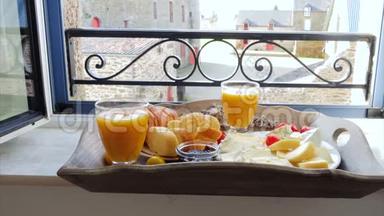 可欣赏城堡景色的窗台上美味的法式早餐
